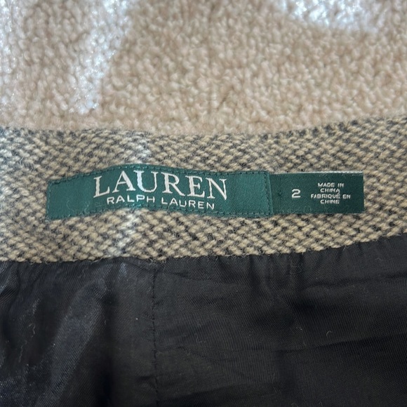 Ralph Lauren Wool Skirt with faux leather piping. - Picture 5 of 7